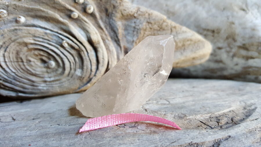 Neapstrādāts kalnu kristāls "Atbalsts biznesā" nr 3.  Izmērs 4.5 x 2 x 1.5 cm Rozā bantīte Ar dabīgiem nošķēlumiem un iekļāvumiem