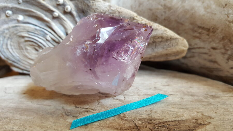 Neapstrādāts ametista kristāls "Nomierinošais" nr 1. Izmērs 7 x 4 x 3 cm Zila bantīte Ar dabīgiem nobrāzumiem