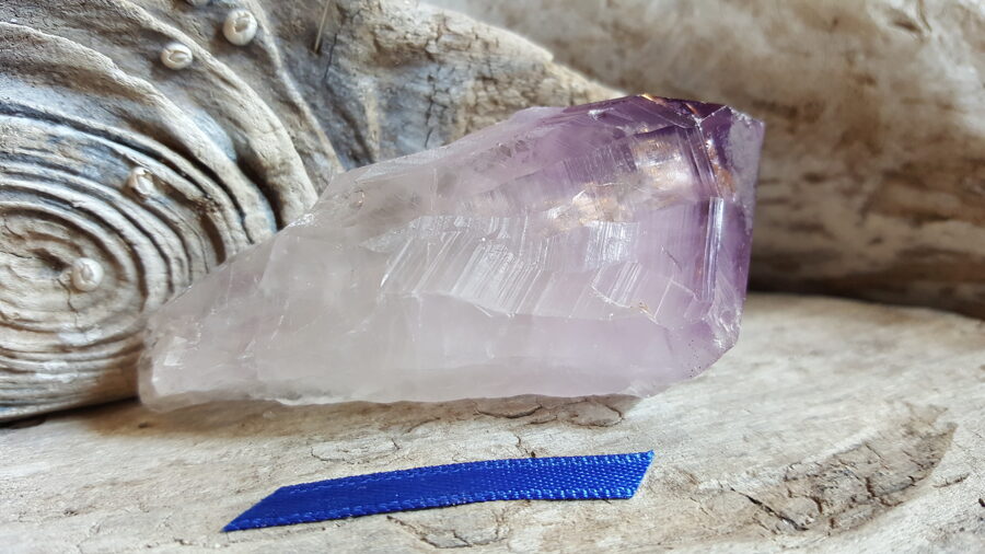 Neapstrādāts ametista kristāls "Nomierinošais" nr 2. Izmērs 7.5 x 3 x 3 cm cm Tumši zila bantīte bantīte Ar dabīgiem nobrāzumiem