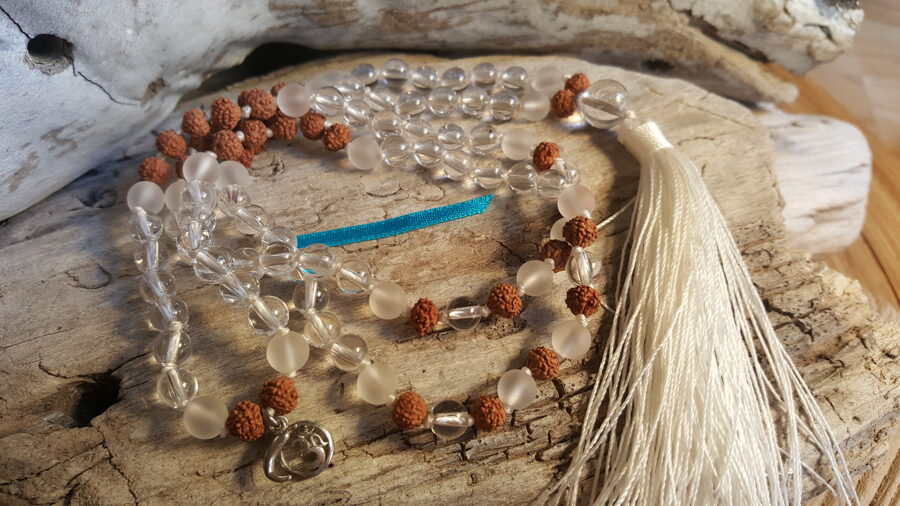 Kalnu kristāla krelles-mala nr 1. ar rudrakšas bumbiņām Bumbiņa 6 mm Zila bantīte 