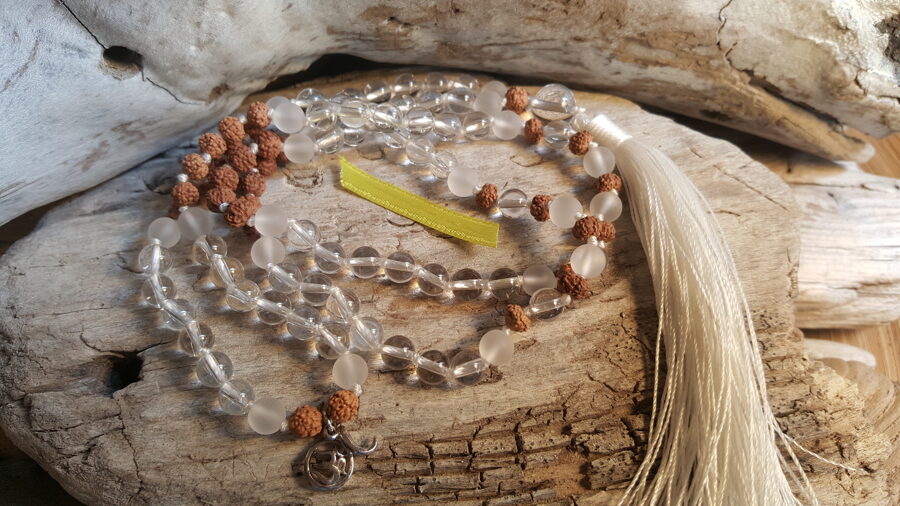 Kalnu kristāla krelles-mala nr 2. ar rudrakšas bumbiņām Bumbiņa 6 mm Dzeltena bantīte