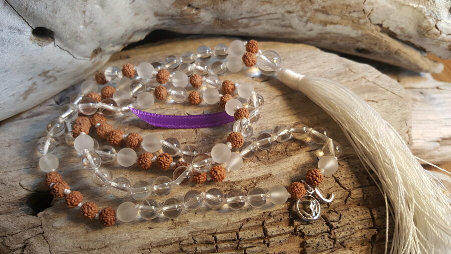 Kalnu kristāla krelles-mala nr 3. ar rudrakšas bumbiņām Bumbiņas 6 mm Lillā bantīte