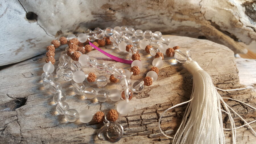 Kalnu kristāla krelles-mala nr 4. ar rudrakšas bumbiņām Bumbiņas 6 mm Rozā bantīte