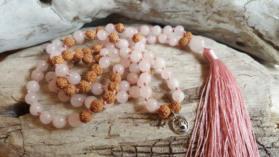 Rozā kvarca krelles-mala ar rudrakša bumbiņām nr 2. Bumbiņas 6 mm Lillā bantīte