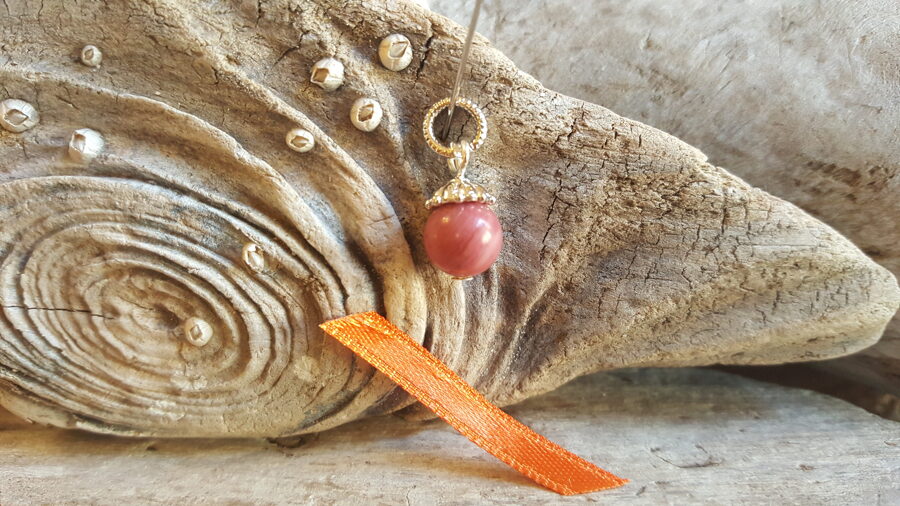 Rodonīta amulets "Piedošana" nr 3. Izmērs 8 mm Oranža bantīte Sudraba krāsa