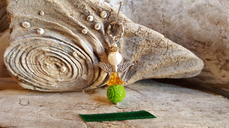 Eņģelis "Zaļais mīļumiņš" Izmers 3.5 x 2 cm Sudraba krāsas detaļas Zaļa bantīte Stikla bumbiņas