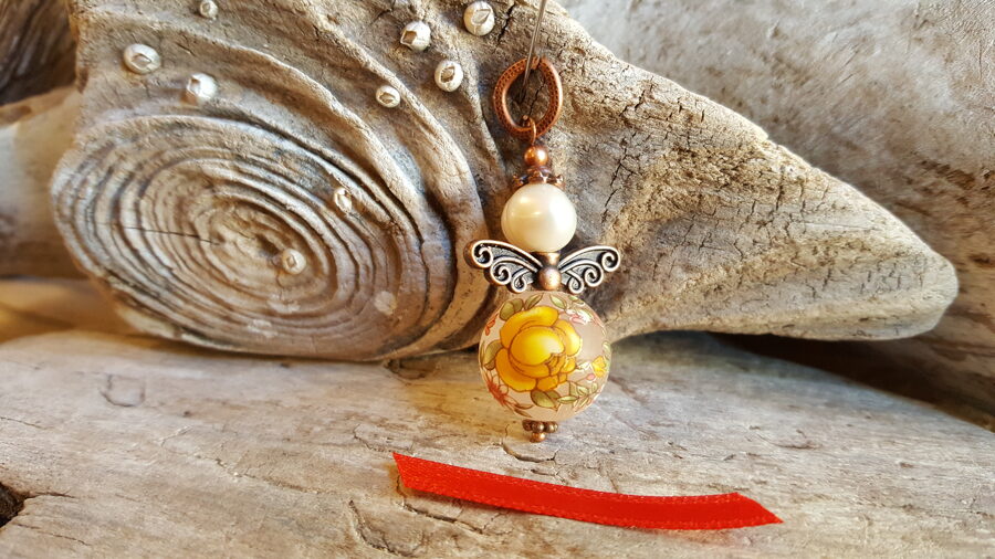 Eņģelis "Puķainais brīnums" nr 1. Izmērs 4 x 1.7 cm Vara detaļas Sarkana bantīte