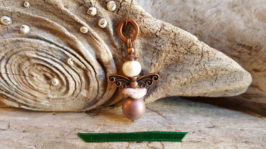 Eņģelis "Vienmēr palīdz" nr 1. Izmērs 3.2 cm Vara detaļas Stikla bumbiņas Zaļa bantīte