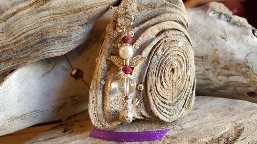 Kalnu kristāla eņģelis "Skaistais" Izmērs 5 x 1.2 cm Sudraba krāsas detaļas Lillā bantīte