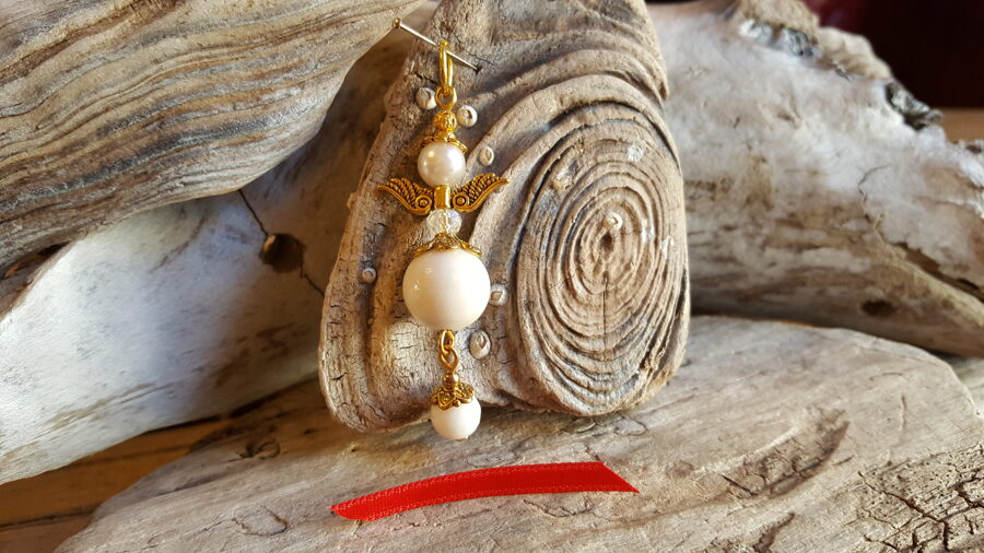 Balta marmora eņģelis "Gaišais" Izmērs 6 x 1.5 cm Zelta krāsas metāls Sarkana bantīte