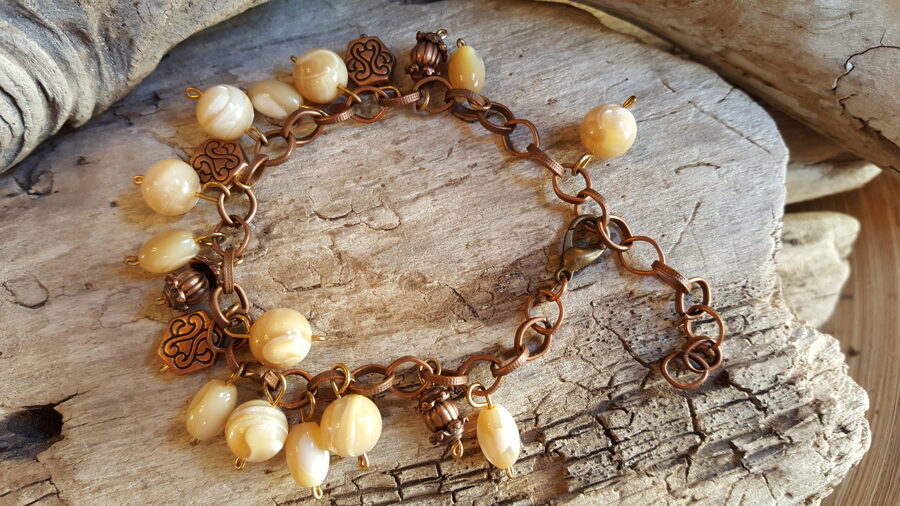 Perlamutra rokassprādze ar vara detaļām Izmērs 16 cm + ķēdīte