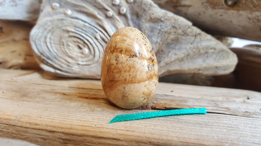 Peizāžas jašmas ola "Raibā" Izmērs 3.5 x 2.5 cm Zaļa bantīte