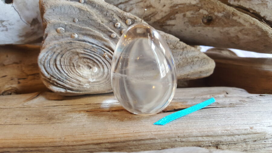 Kalnu kristāla ola "Dzidrā" Izmērs 4.5 x 3 cm Zila bantīte