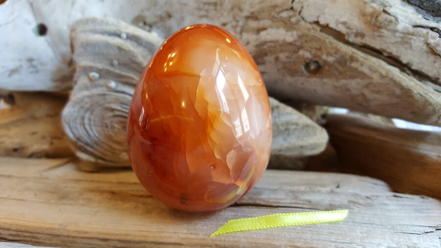 Extra karneola ola no Madagaskaras Izmērs 6 x 4.5 cm Dzeltena bantīte