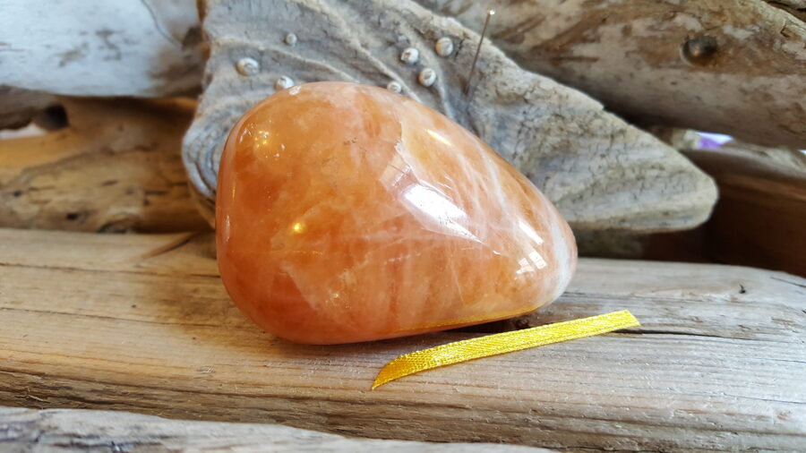 Oranža kalcīta olis Izmērs 6 x 4 x 4 cm Dzeltena bantīte