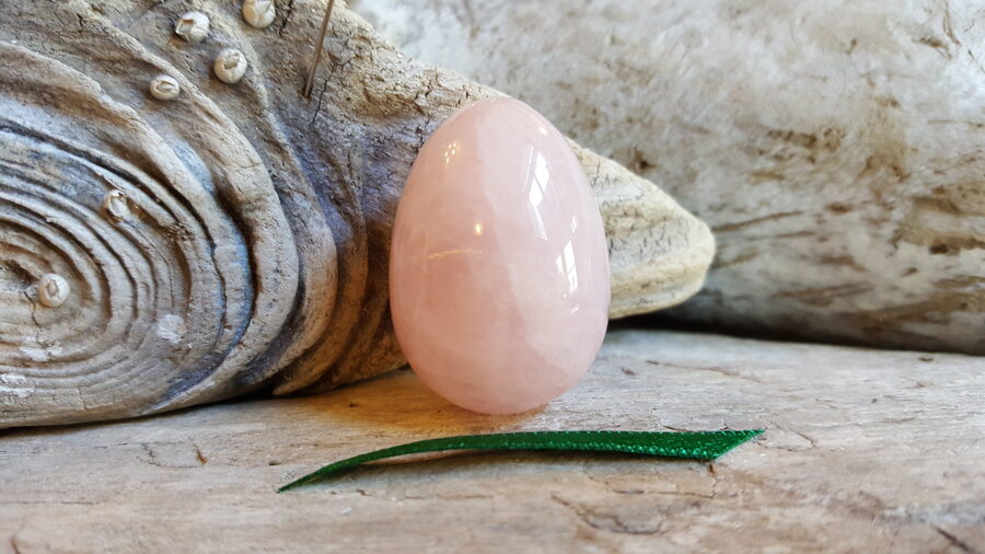 Rozā kvarca ola "Mīļajai meitenei" Izmērs 3.5 x 2.5 cm Zaļa bantīte