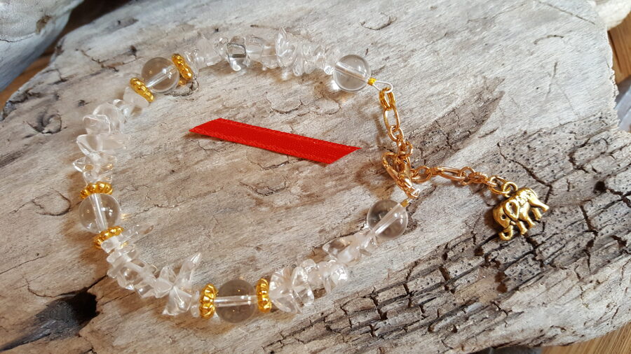 Kalnu kristāla rokassprādze "Jauka diena" nr 1. Izmērs 18 cm + ķēdīte Sarkana bantīte Zelta krāsas detaļas