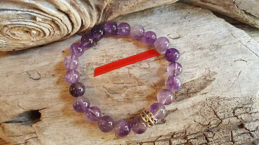 Ametista rokassprādze "Jauka diena" nr 2. Izmērs 17 cm Sudraba krāsas metāls Sarkana bantīte