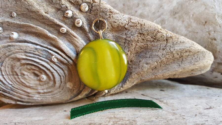 Zaļš (krāsots) perlamutra kulons "Plakanais" nr 1. Izmērs 2.4 cm Zaļa bantīte