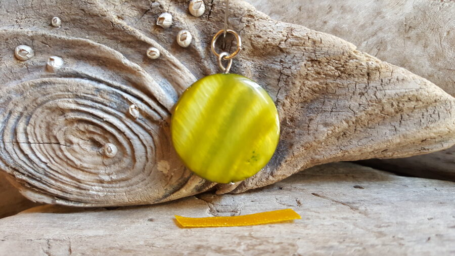 Zaļš (krāsots) perlamutra kulons "Plakanais" nr 4. Izmērs 2.4 cm Dzeltena bantīte