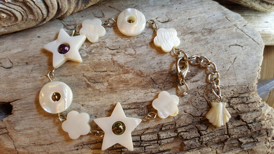 Balta perlamutra rokassprādze  "Mana zvaigzne spoži deg" Izmērs 20 cm + ķēdīte Sudraba krāsas metāls