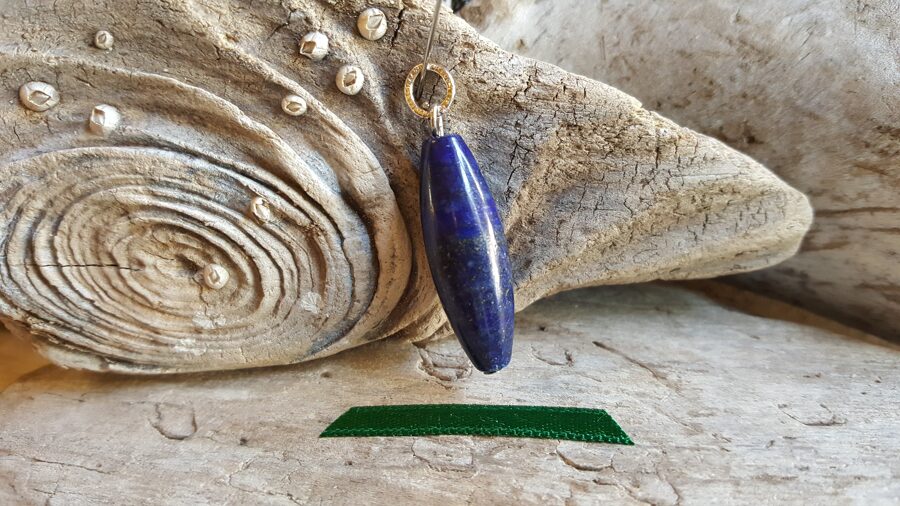 Lazurīta kulons "Ovālais" nr 1. Izmērs 3.5 x 1 cm Sudraba krāsas metāls Zaļa bantīte