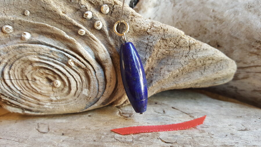 Lazurīta kulons "Ovālais" nr 3. Izmērs 3.5 x 1 cm Sudraba krāsas metāls Rozā bantīte