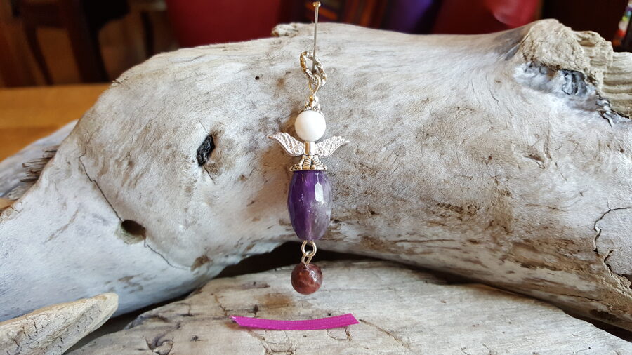 Ametista eņģelis "Jauka diena" nr 1. Izmērs 6 x 2 cm Sudraba krāsas metāls Rozā bantīte