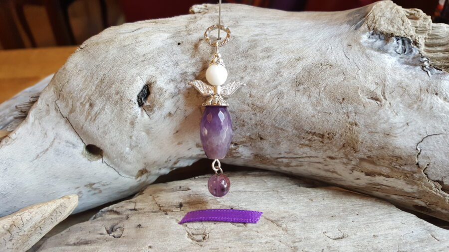 Ametista eņģelis "Jauka diena" nr 2. Izmērs 6 x 2 cm Sudraba krāsas metāls Lillā bantīte