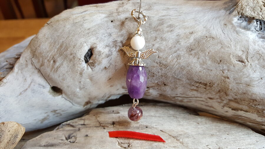 Ametista eņģelis "Jauka diena" nr 3. Izmērs 6 x 2 cm Sudraba krāsas metāls Sarkana bantīte