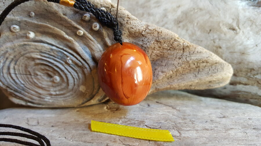 Karneola kulons "Apaļais" nr 1. ar regulējamu aukliņu Izmērs 3 x 2.5 x 1.5 cm Dzeltena bantīte