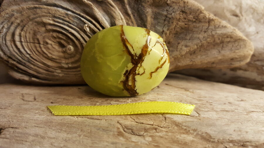 Opāla olis "Plakanais" nr 6. Izmērs 3.5 x 2.7 cm Dzeltena bantīte