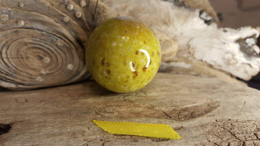 Opāla lode "Radošums" nr 2. Izmērs 4 cm Dzeltena bantīte Ar dabīgiem iedobumiem