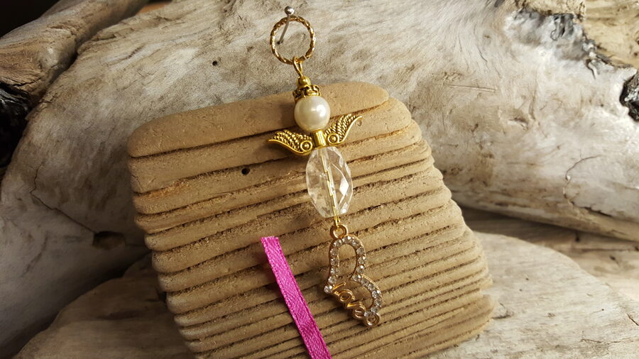 Kalnu kristāla eņģelis "Zelta sirds" Izmērs 6 cm Zelta krāsas metāls Rozā bantīte