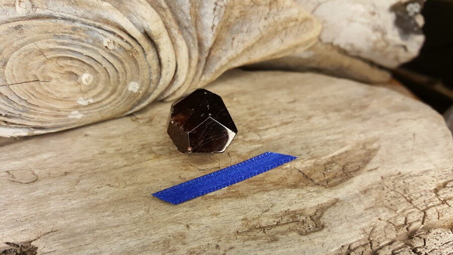 Granāta kristāls slīpēts "Mīļam cilvēkam" nr 2 x 2 cm  Tumši zila bantīte Ar dabīgiem skrāpējumiem
