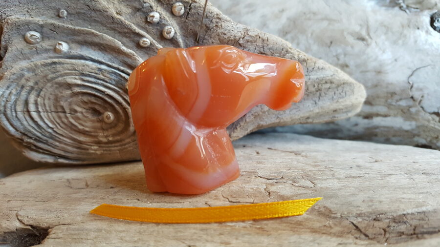 Karneola skulptūra "Mīļais zirgs" nr 1.  Izmērs 4.5 x 3.5 x 1.5 cm Laimei un pārticībai Dzeltena bantīte