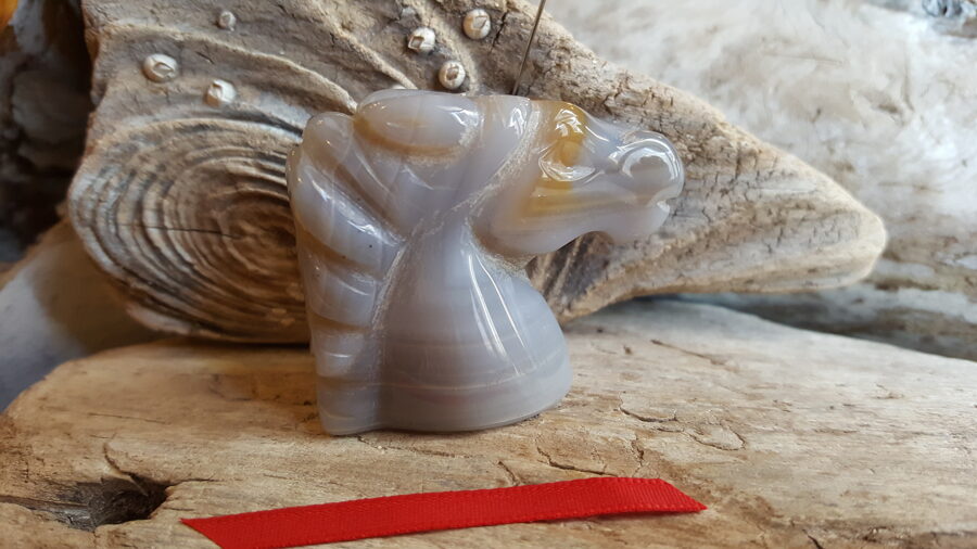 Ahāta figūra "Mīļais zirdziņš" Izmērs 5 x 4 x 2 cm Sarkana bantīte