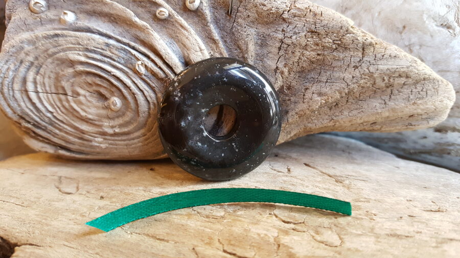Oniksa kulons-aplis "Stiprais aizsargs" nr 2. Izmērs 3 cm Zaļa bantīte 