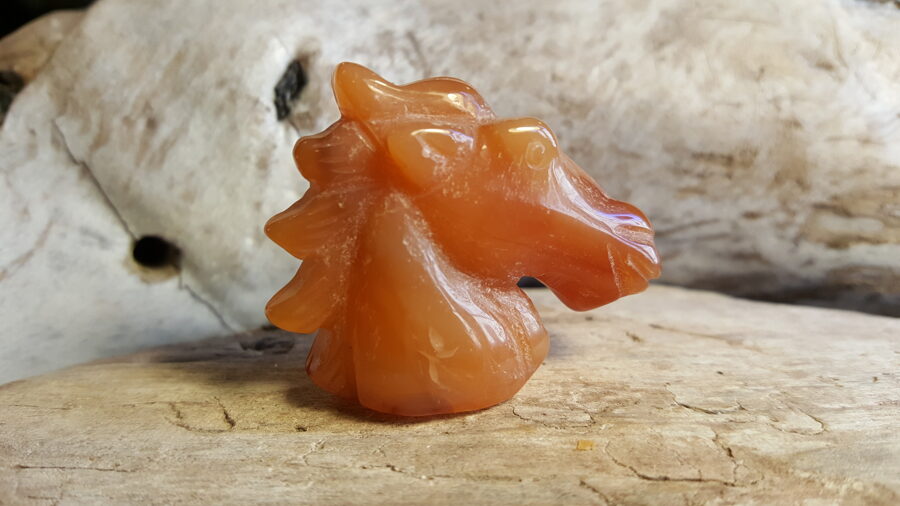 Karneola skulptūra "Mīļais zirgs" Izmērs 4.2 x 3.5 x 1.5 cm