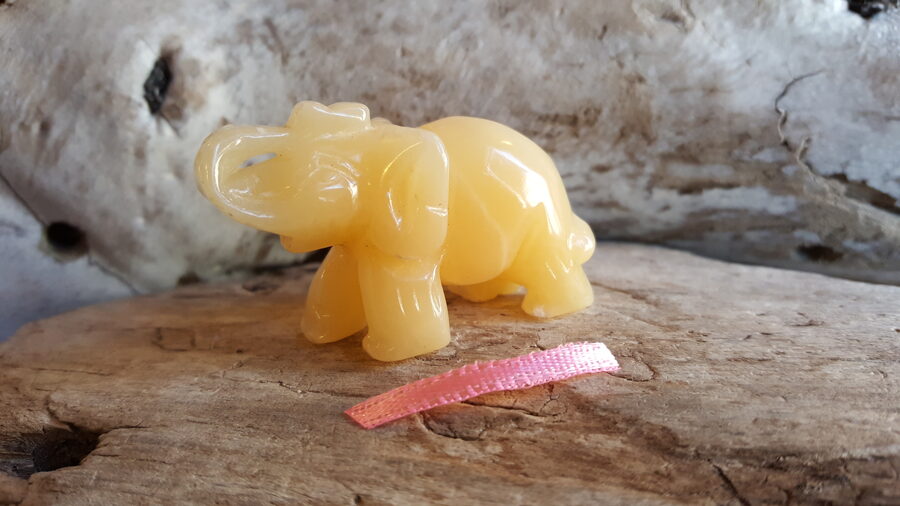 Dzeltena kalcīta figūra "Mīļš zilonis" Izmērs 5 x 3 x 2.2 cm Rozā bantīte