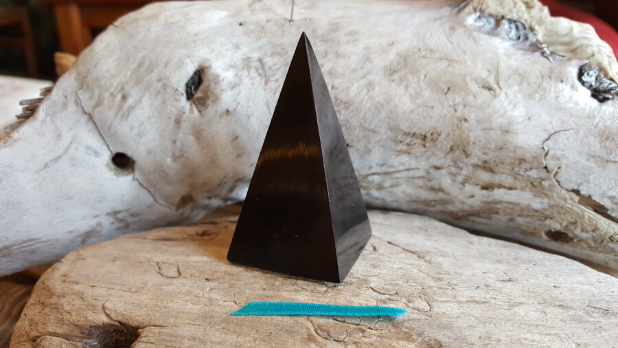Šungīta piramīda nr 1. Izmērs 3 x 6 cm Zila bantīte