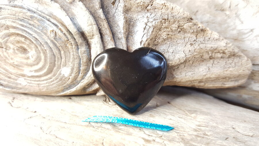 Šungīta sirds "Aizsardzībai" nr 4. Izmērs 2.8 x 2.5 cm Zila bantīte Nēsāt kabatā vai somā