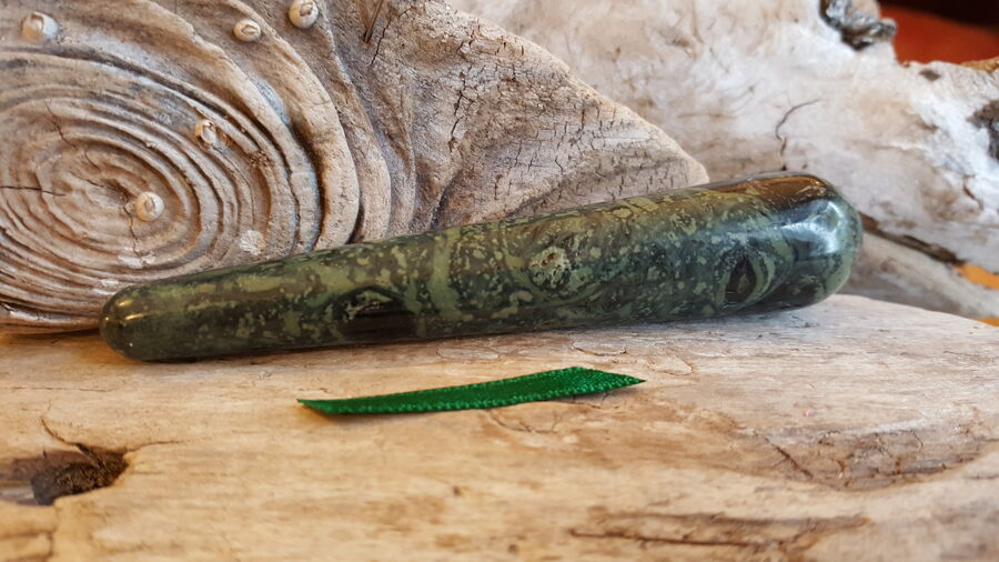 Zaļas (kamamba) jašmas masāžas kociņš "Idejas realizācija" nr 2. Izmērs 10 x 1.3 cm Pašmasāžai, turēt rokās Zaļa bantīte