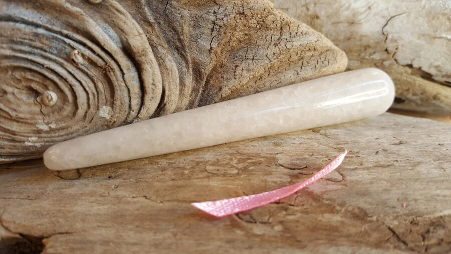 Balta marmora masāžas nūjiņas "Mierīga diena" nr 1. Izmērs 10 x 1.3 cm Rozā bantīte Pašmasāžai, turēt rokās