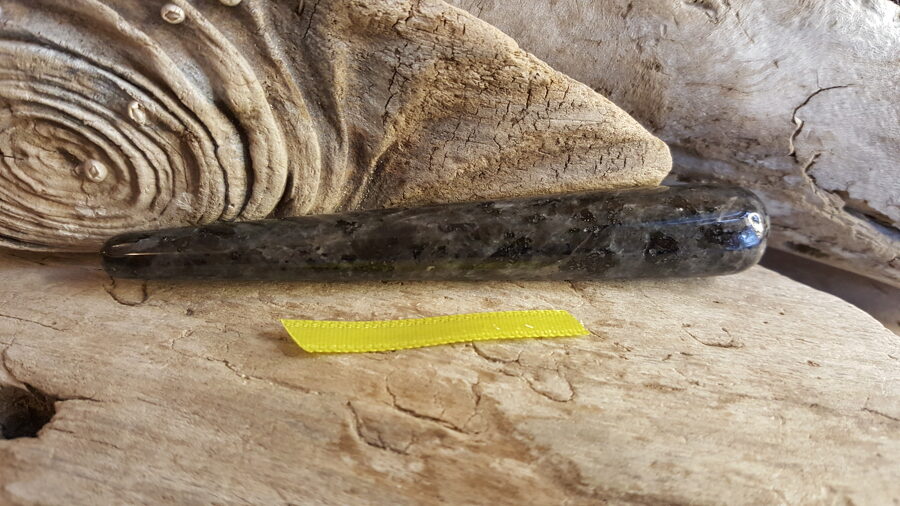 Melna labradora (larvikīts) masāžas nūjiņa Garums 10 x 1.2 cm Dzeltena bantīte Var nēsāt arī somā