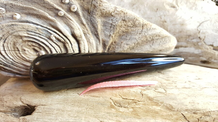 Melna obsidiāna masāžas nūjiņa nr 2. Izmērs 9 x 2 cm Masējot seju vai ķermeni nomierina Rozā bantīte