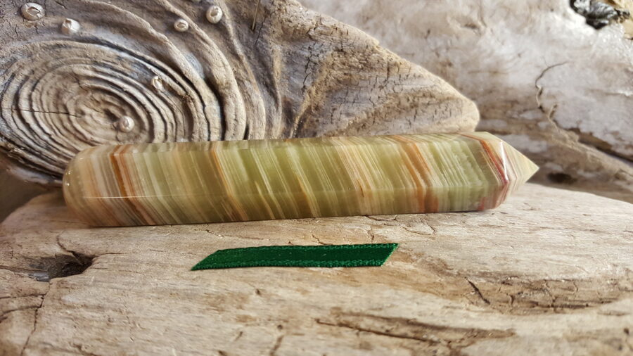 Oniksa masāžas nūjiņa nr 1. Izmērs 10 x 1.5 cm Zaļa bantīte