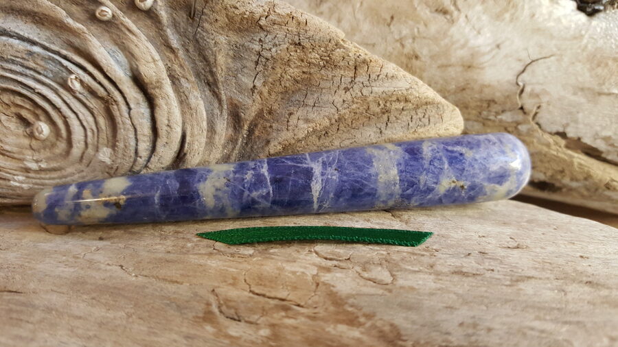 Sodalīta masāžas nūjiņa "Jauka diena" nr 1. Izmērs 10 x 1.5 cm Zaļa bantīte Var nēsāt somiņā