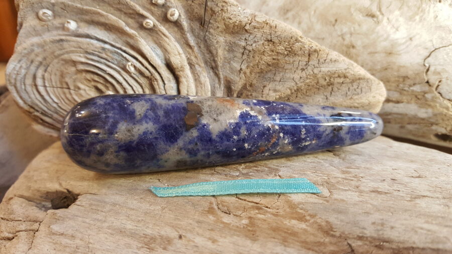 Sodalīta masāžas nūjiņa "Jauka diena" nr 2. Izmērs 9 x 2 cm Zila bantīte Var nēsāt somiņā