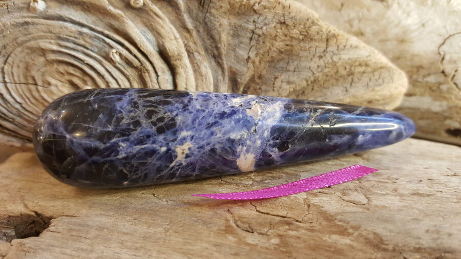 Sodalīta masāžas nūjiņa "Jauka diena" nr 3. Izmērs 9 x 2 cm Rozā bantīte Var nēsāt somiņā